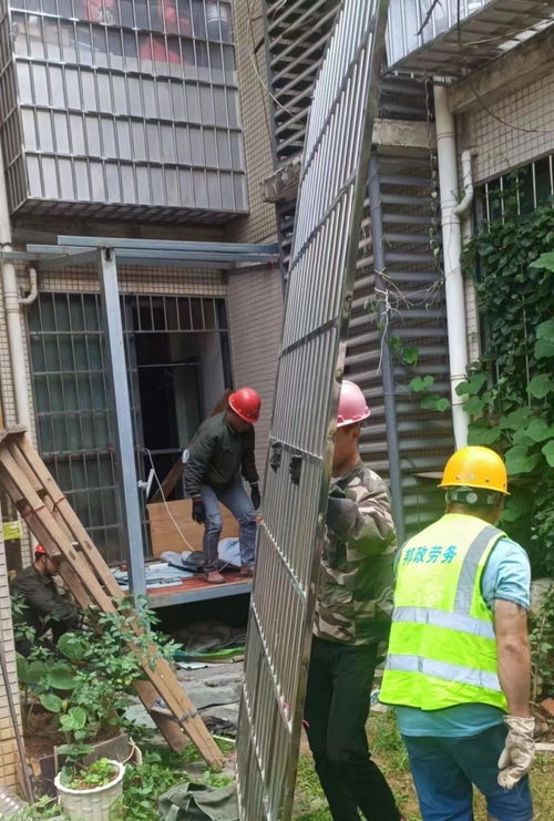 门卫室上方加建近50平方米钢架棚,柳州城管依法拆违